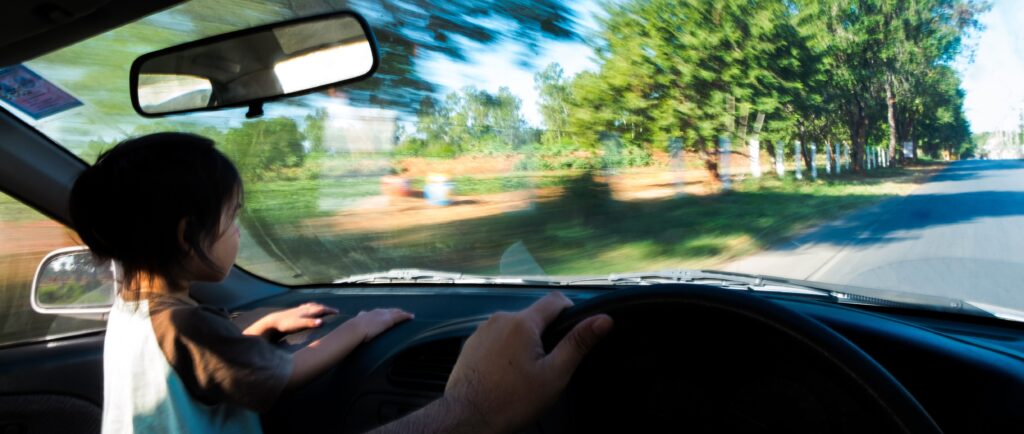 Conductor  circula por una carretera a toda velocidad de manera temeraria con su hija.