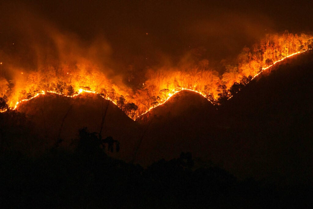 Montaña en llamas durante un incendio forestal