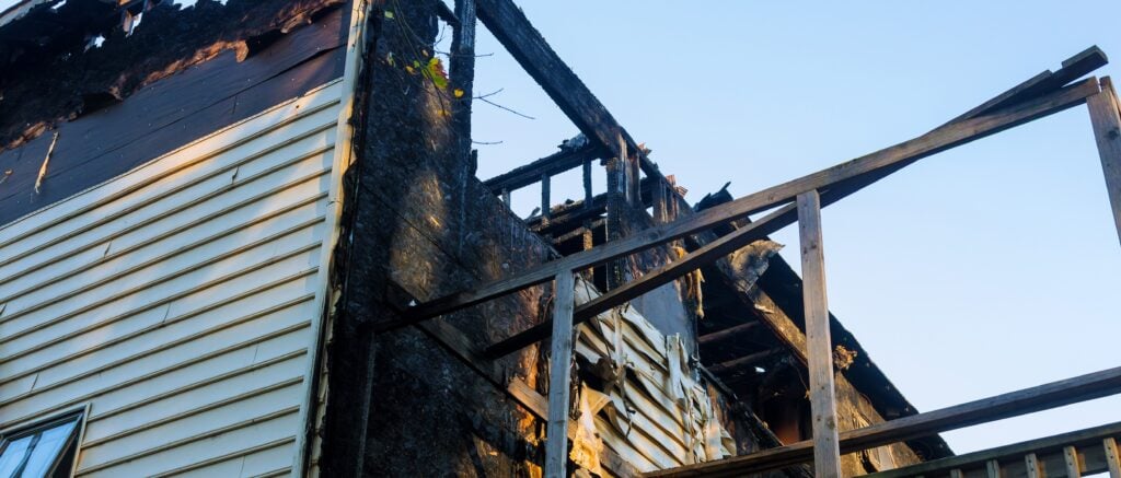 Una vivienda dañada por un incendio forestal en California durante el proceso de reclamación al seguro.