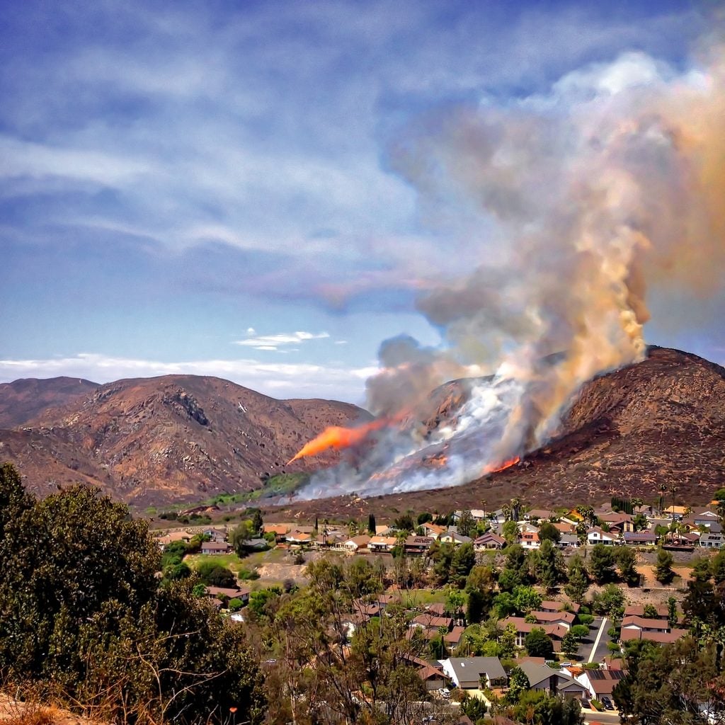 El humo de los incendios forestales afecta a un barrio residencial de California.