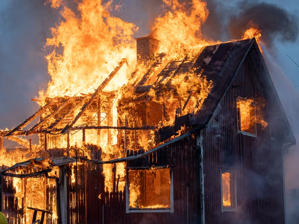 Daños materiales causados por un incendio forestal en California a una vivienda unifamiliar