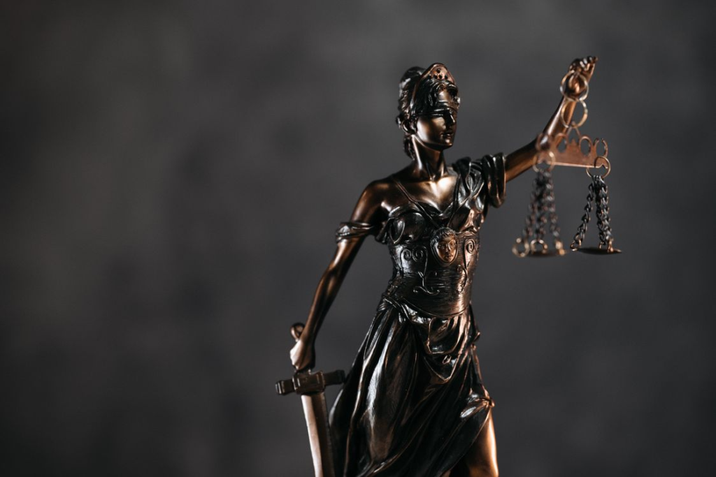 Dama de la Justicia simbolizando la responsabilidad jurídica en los juicios por los incendios forestales de California.