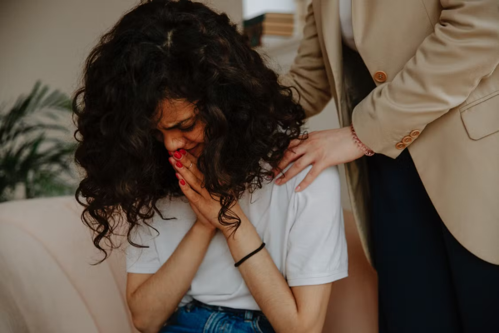 Mujer que sufre angustia emocional tras un suceso traumático